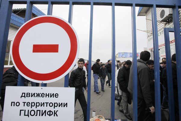 Торговцы у Черкизовского рынка в Москве Торговцы у Черкизовского рынка в Москве