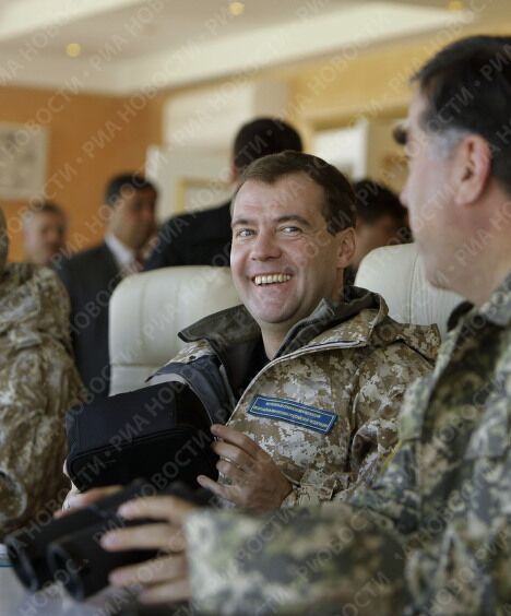 Президент Д.Медведев наблюдает за учениями ОДКБ Взаимодействие- 2009 в Казахстане Президент Д.Медведев наблюдает за учениями ОДКБ Взаимодействие- 2009 в Казахстане