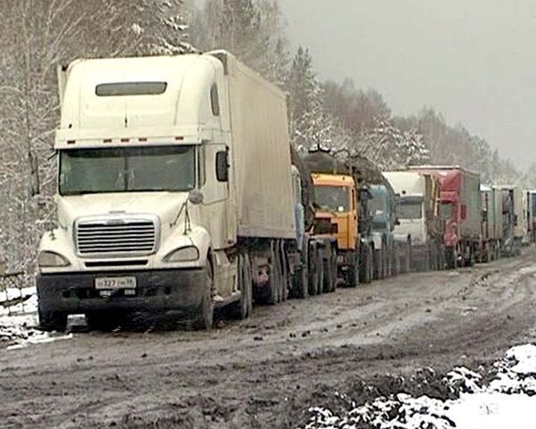 Более 400 грузовиков стоят в пробке на трассе М-53 под Красноярском Более 400 грузовиков стоят в пробке на трассе М-53 под Красноярском
