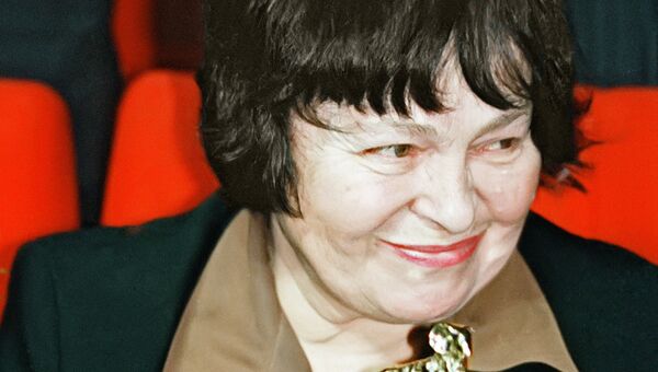 Режиссёр Кира Муратова на торжественной церемонии вручения Национальной премии кинокритики Золотой овен - 2002 получила награду за лучшую режиссёрскую работу в фильме Чеховские мотивы Режиссёр Кира Муратова на торжественной церемонии вручения Национальной премии кинокритики Золотой овен - 2002 получила награду за лучшую режиссёрскую работу в фильме Чеховские мотивы