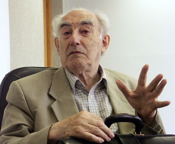 Виталий Гинзбург на заседании круглого стола Виталий Гинзбург на заседании круглого стола
