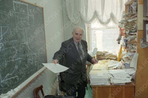 Академик В.Гинзбург Академик В.Гинзбург