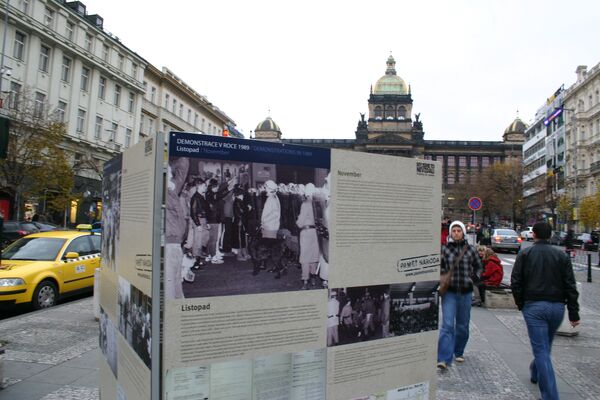 Фотовыставка в центре Праги Демонстрации 1989 года. НОЯБРЬ Фотовыставка в центре Праги Демонстрации 1989 года. НОЯБРЬ