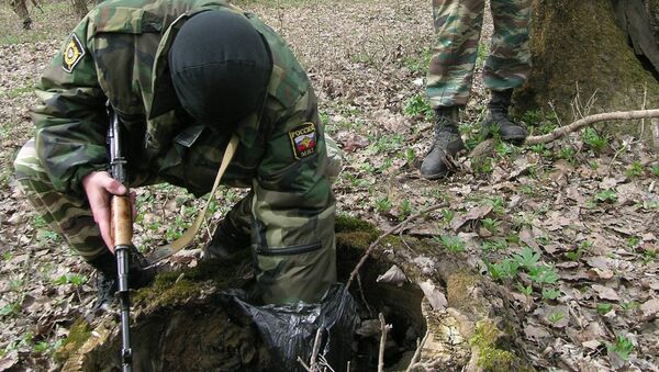 Обнаружение тайника с боеприпасами. Архивное фото Обнаружение тайника с боеприпасами. Архивное фото