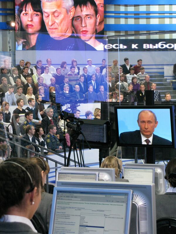 Премьер-министр РФ Владимир Путин отвечает на вопросы россиян в прямом эфире Премьер-министр РФ Владимир Путин отвечает на вопросы россиян в прямом эфире