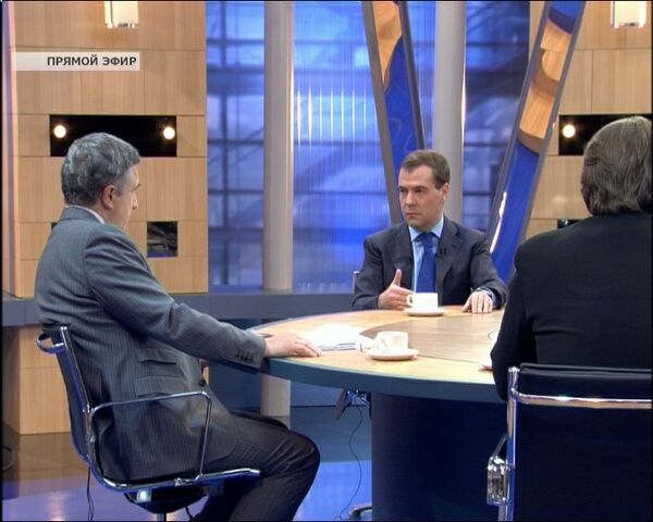 Дмитрий Медведев подвел итоги в эфире трех российских телеканалов Дмитрий Медведев подвел итоги в эфире трех российских телеканалов