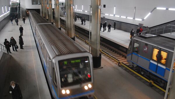 Первые пассажиры на новой станции московского метро - Мякинино Первые пассажиры на новой станции московского метро - Мякинино