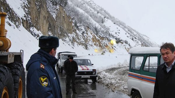 Движение по Транскавказской автомагистрали остановлено из-за опасности схода снежных лавин Движение по Транскавказской автомагистрали остановлено из-за опасности схода снежных лавин