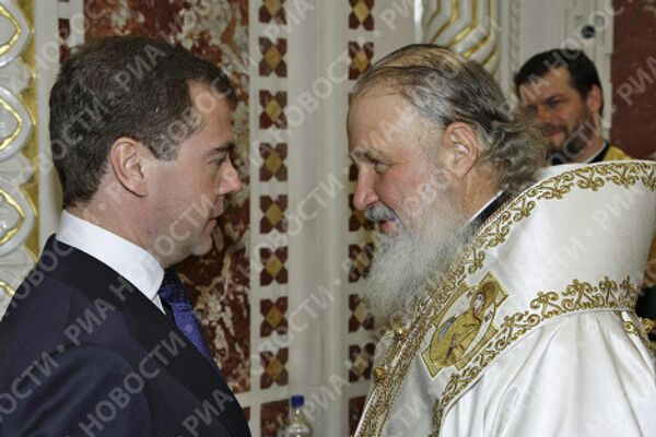 Президент РФ Д.Медведев на рождественском богослужении в храме Христа Спасителя Президент РФ Д.Медведев на рождественском богослужении в храме Христа Спасителя