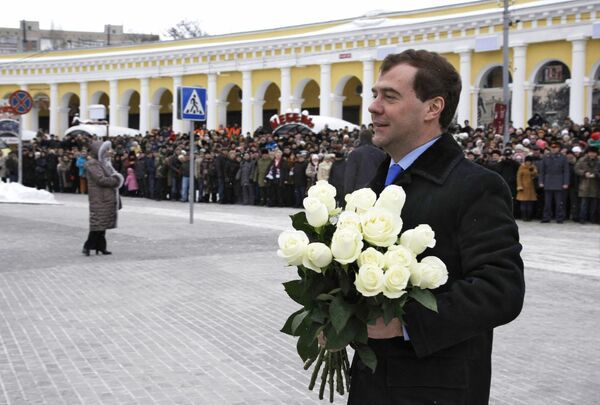Президент РФ Дмитрий Медведев возложил цветы к памятнику А.П. Чехова в Таганроге Президент РФ Дмитрий Медведев возложил цветы к памятнику А.П. Чехова в Таганроге
