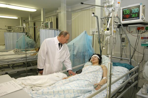 Премьер-министр РФ Владимир Путин посетил в больнице пострадавших от терактов в московском метро Премьер-министр РФ Владимир Путин посетил в больнице пострадавших от терактов в московском метро