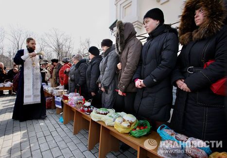 Освящение пасхальных куличей у Покровского кафедрального собора Освящение пасхальных куличей у Покровского кафедрального собора