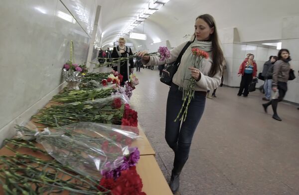 Жертв теракта в московском метро поминают на станции Лубянка Жертв теракта в московском метро поминают на станции Лубянка