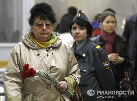 Жертв теракта в московском метро поминают на станции Лубянка Жертв теракта в московском метро поминают на станции Лубянка