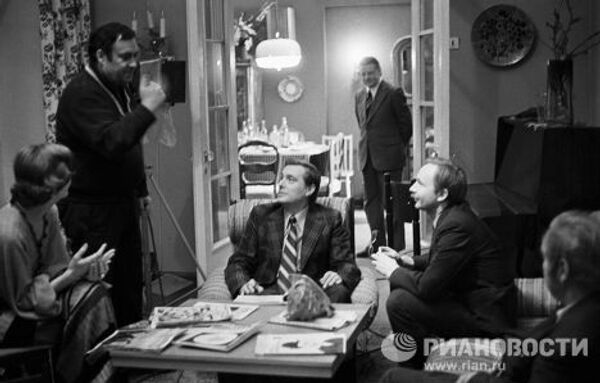 Рязанов, Басилашвили и Мягков на съемках фильма Служебный роман Рязанов, Басилашвили и Мягков на съемках фильма Служебный роман