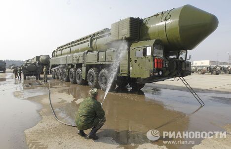 Демонстрация ракетного комплекса Тополь-М на подмосковном полигоне Алабино Демонстрация ракетного комплекса Тополь-М на подмосковном полигоне Алабино