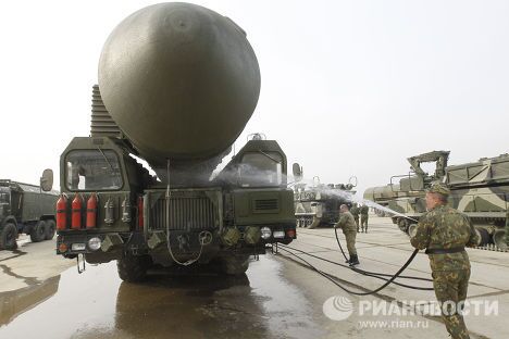 Демонстрация ракетного комплекса Тополь-М на подмосковном полигоне Алабино Демонстрация ракетного комплекса Тополь-М на подмосковном полигоне Алабино