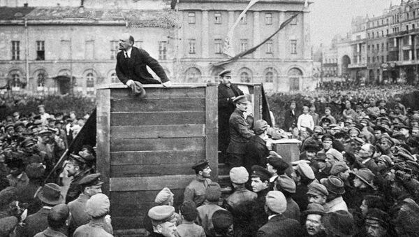 Выступление Владимира Ленина с трибуны на площади перед народом и соратниками Выступление Владимира Ленина с трибуны на площади перед народом и соратниками
