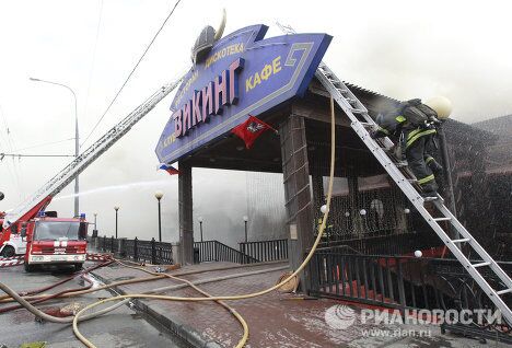 На Бережковской набережной горит плавучий ресторан Викинг На Бережковской набережной горит плавучий ресторан Викинг