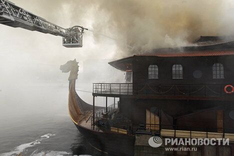 На Бережковской набережной горит плавучий ресторан Викинг На Бережковской набережной горит плавучий ресторан Викинг