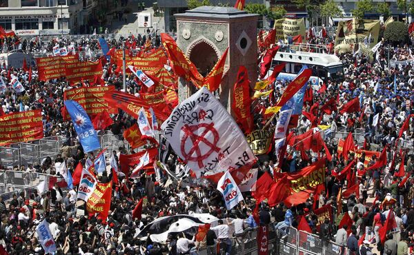 Первомайская манифестация в Стамбуле Первомайская манифестация в Стамбуле
