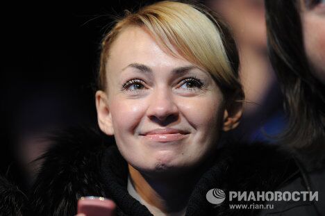 Супруга фигуриста Евгения Плющенко Яна Рудковская болеет за мужа на ЧЕ по фигурному катанию Супруга фигуриста Евгения Плющенко Яна Рудковская болеет за мужа на ЧЕ по фигурному катанию