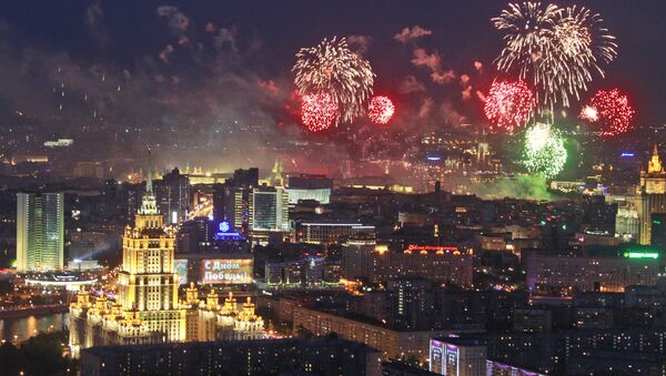 Праздничный салют в Москве в 2010 году Праздничный салют в Москве в 2010 году