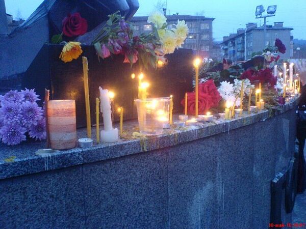 Жители Междуреченска зажгли свечи в память о горняках на Распадской Жители Междуреченска зажгли свечи в память о горняках на Распадской