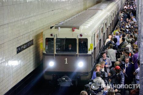 15 мая в день 75-летия Московского метрополитена был пущен ретропоезд, в точности воспроизводящий первый состав 1934 года 15 мая в день 75-летия Московского метрополитена был пущен ретропоезд, в точности воспроизводящий первый состав 1934 года