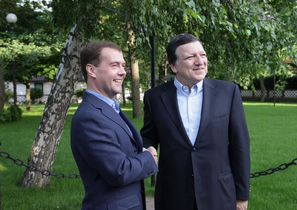 Дмитрий Медведев и Жозе Мануэль Баррозу перед неформальным обедом Дмитрий Медведев и Жозе Мануэль Баррозу перед неформальным обедом