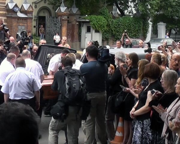 Вознесенского проводили в последний путь аплодисментами Вознесенского проводили в последний путь аплодисментами