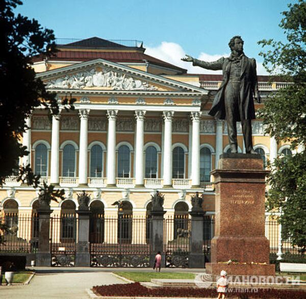 Памятник А.С.Пушкину перед Русским музеем в Санкт-Петербурге Памятник А.С.Пушкину перед Русским музеем в Санкт-Петербурге