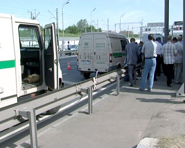 Неизвестные расстреляли трех инкассаторов в Москве Неизвестные расстреляли трех инкассаторов в Москве