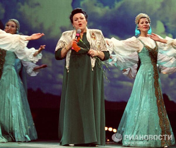 Поет народная артистка ССР Людмила Зыкина Поет народная артистка ССР Людмила Зыкина