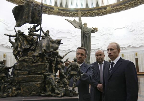 Премьер-министр РФ Владимир Путин ознакомился с лучшими проектами памятника В борьбе против фашизма мы были вместе Премьер-министр РФ Владимир Путин ознакомился с лучшими проектами памятника В борьбе против фашизма мы были вместе