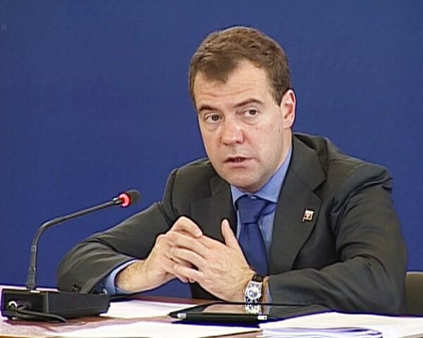 Медведев пригрозил губернаторам за отсутствие Интернете в школах Медведев пригрозил губернаторам за отсутствие Интернете в школах