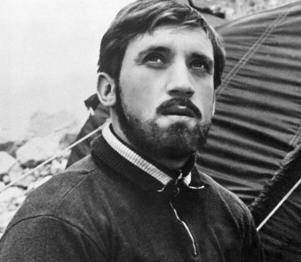 Владимир Высоцкий в роли радиста в фильме Вертикаль режиссера Станислава Говорухина Владимир Высоцкий в роли радиста в фильме Вертикаль режиссера Станислава Говорухина