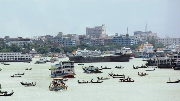 Лодки и рикши города Дакка. Архивное фото Лодки и рикши города Дакка. Архивное фото