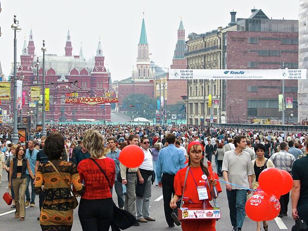 В День города на Тверской улице в Москве. Архив В День города на Тверской улице в Москве. Архив