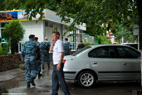 В Пятигорске взорвали машину рядом с кафе В Пятигорске взорвали машину рядом с кафе