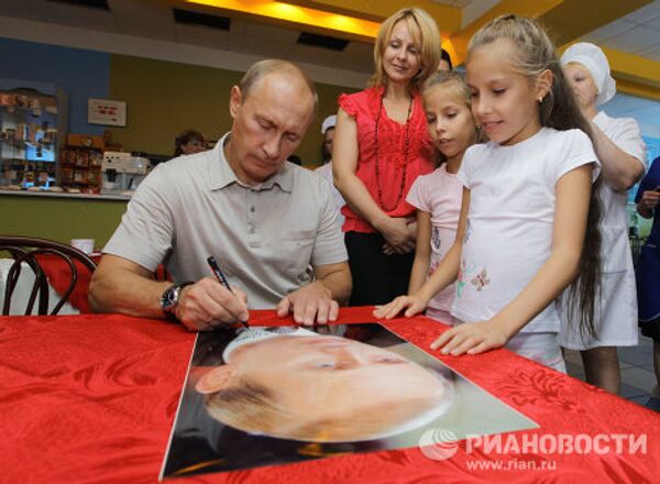 Премьер-министр РФ Владимир Путин отправился в поездку по новой трассе Чита – Хабаровск на машине Лада Калина Премьер-министр РФ Владимир Путин отправился в поездку по новой трассе Чита – Хабаровск на машине Лада Калина