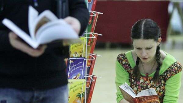 Посетительница на книжной ярмарке Посетительница на книжной ярмарке