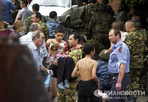Спасенные заложники, пострадавшие во время теракта в Беслане Спасенные заложники, пострадавшие во время теракта в Беслане