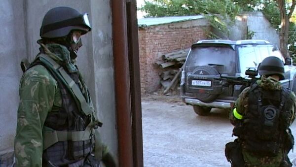 Сотрудники правоохранительных органов во время спецоперации в Махачкале. Сотрудники правоохранительных органов во время спецоперации в Махачкале.
