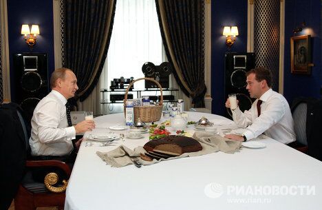 Встреча Дмитрия Медведева и Владимира Путина Встреча Дмитрия Медведева и Владимира Путина
