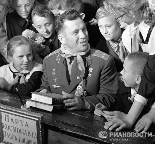 Космонавт Попович разговаривает со школьниками Космонавт Попович разговаривает со школьниками