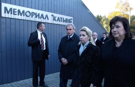 Светлана Медведева и Анна Коморовская посетили мемориал в Катыни Светлана Медведева и Анна Коморовская посетили мемориал в Катыни