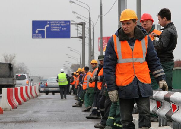 Дорожные рабочие на путепроводе на 24-м километре Ленинградского шоссе. Архив Дорожные рабочие на путепроводе на 24-м километре Ленинградского шоссе. Архив
