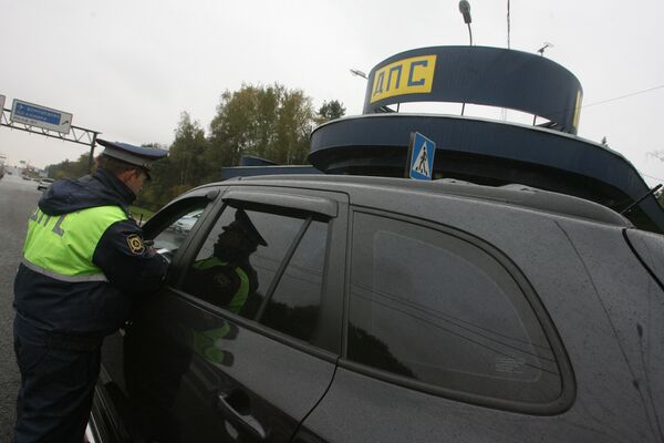 Проверка уровня тонирования стекол автомобилей в Москве Проверка уровня тонирования стекол автомобилей в Москве
