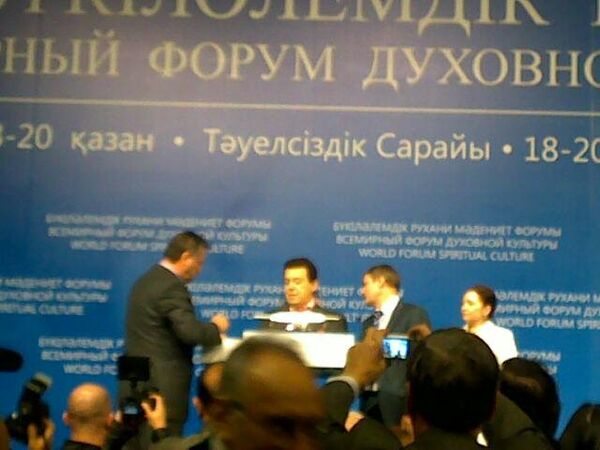 Кобзон потерял сознание во время выступления на форуме в Астане Кобзон потерял сознание во время выступления на форуме в Астане
